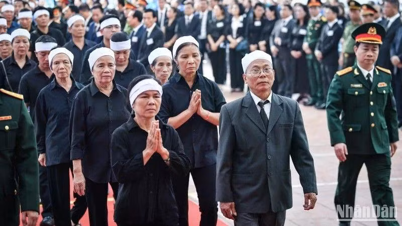Người dân vào viếng Tổng Bí thư Nguyễn Phú Trọng tại quê nhà xã Đông Hội, Đông Anh, Hà Nội sáng 25/7.