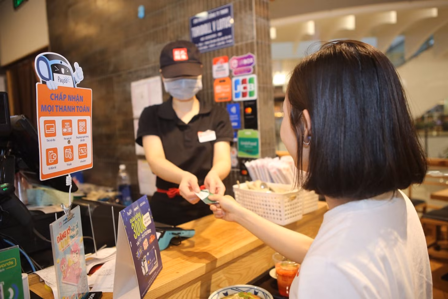 Thói quen thanh toán không dùng tiền mặt ngày càng phổ biến trong đời sống người dân.