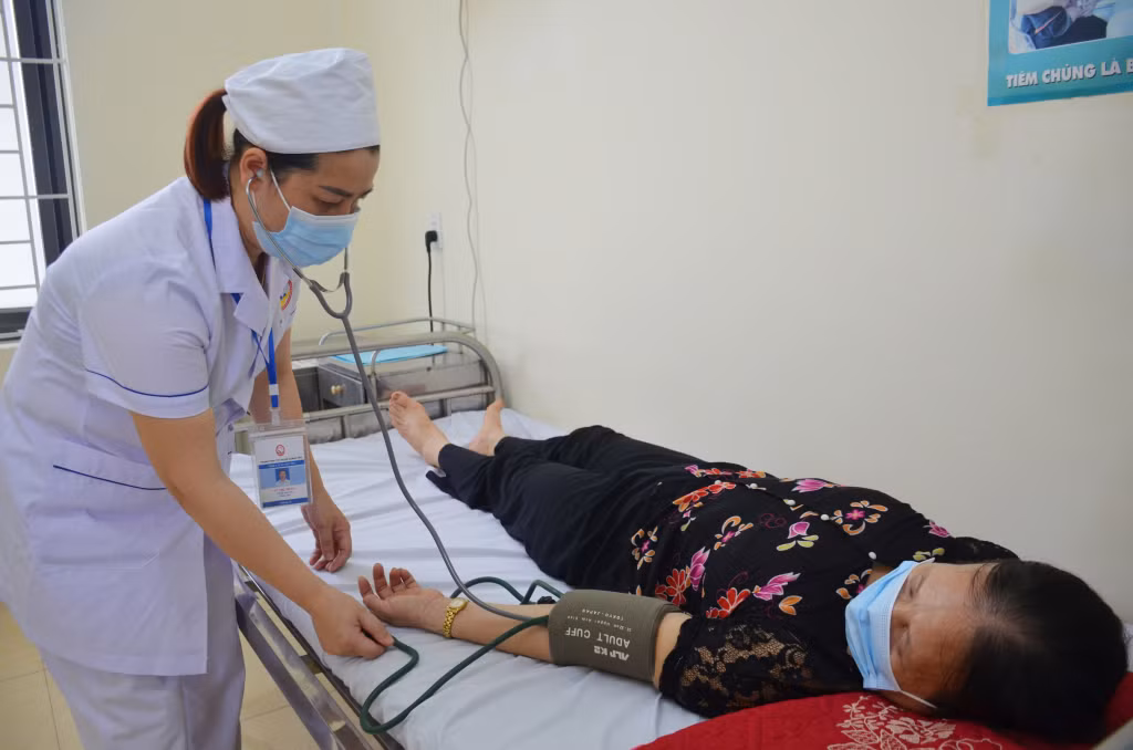 Nhân viên Trạm Y tế xã Hiệp Hòa (TX Quảng Yên) kiểm tra sức khoẻ cho người dân đến khám bệnh.