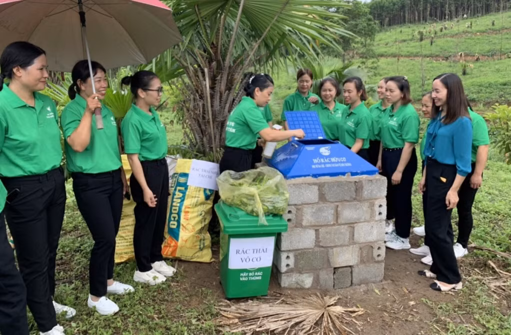 Hội viên phụ nữ huyện Ba Chẽ thực hành xử lý rác hữu cơ. ( Ảnh: Cơ sở cung cấp)