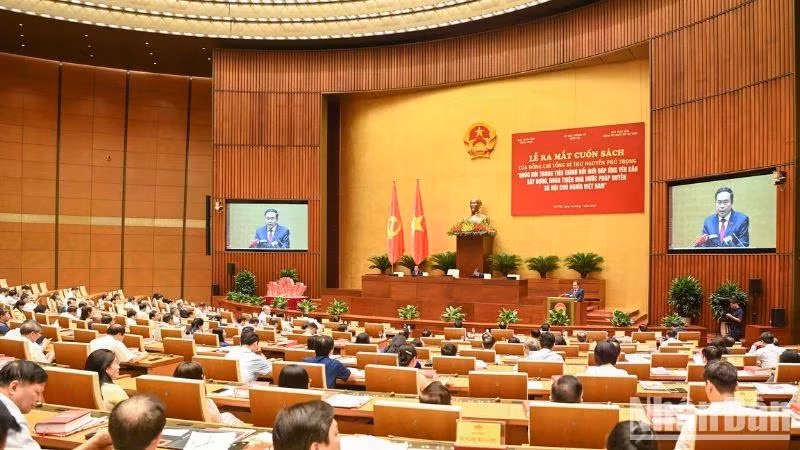 Quang cảnh lễ ra mắt cuốn sách tại Nhà Quốc hội.
