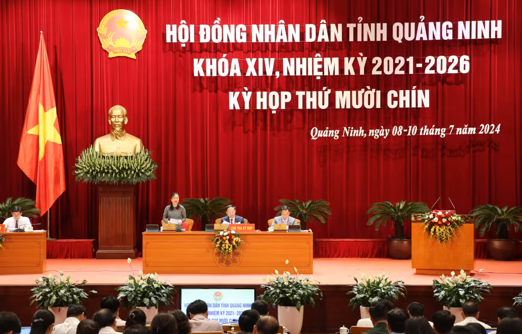 Đồng chí Vi Ngọc Bích, Phó Chủ tịch Thường trực HĐND tỉnh, thay mặt Chủ toạ Kỳ họp điều hành phiên thảo luận.