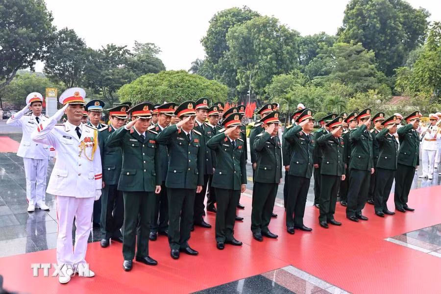 Đoàn đại biểu Quân ủy Trung ương và Bộ Quốc phòng tưởng niệm các anh hùng liệt sỹ. (Ảnh: Minh Đức/TTXVN)