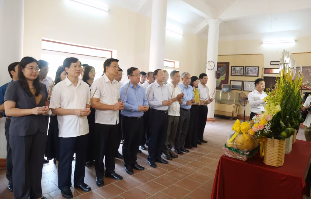 Đoàn đại biểu Tỉnh ủy, HĐND, UBND, Ủy ban MTTQ tỉnh Quảng Ninh và Tập đoàn Công nghiệp Than & Khoáng sản Việt Nam đã đến dâng hoa, dâng hương tưởng niệm Anh hùng LLVT, Liệt sĩ Vũ Văn Hiếu - Bí thư Đặc khu ủy đầu tiên của Khu mỏ Quảng Ninh.