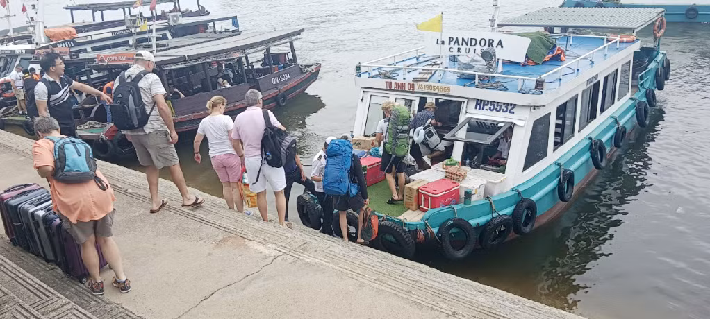 Mỗi năm có hàng trăm nghìn du khách "mượn đường" từ vịnh Hạ Long sang vịnh Lan Hạ (Hải Phòng).