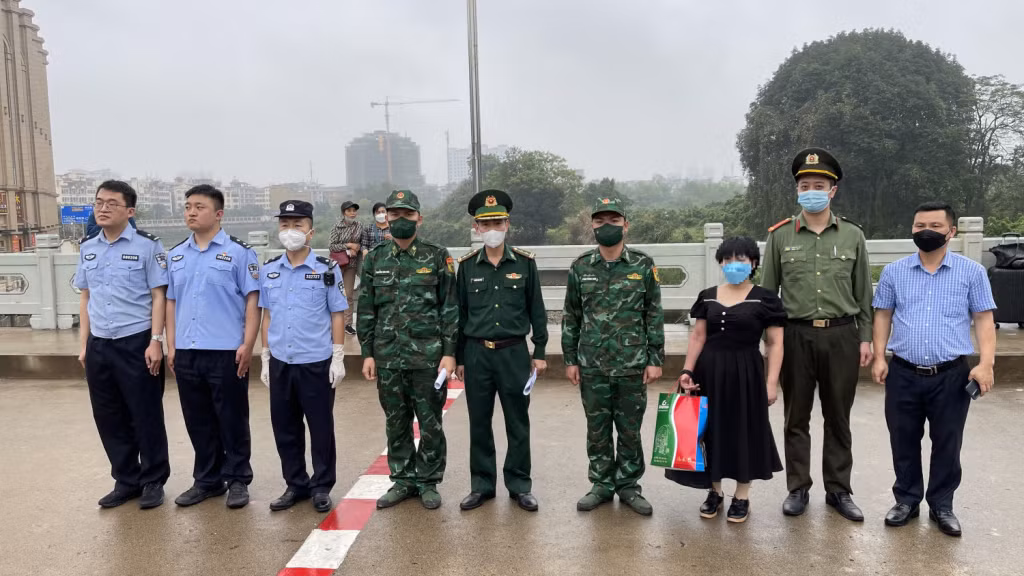 Công an Móng Cái phối hợp tiếp nhận nạn nhân bị lừa bán sang Trung Quốc.Công an TP Móng Cái phối hợp tiếp nhận nạn nhân bị lừa bán sang Trung Quốc (tháng 4/2023). Ảnh: Cơ quan công an cung cấp.