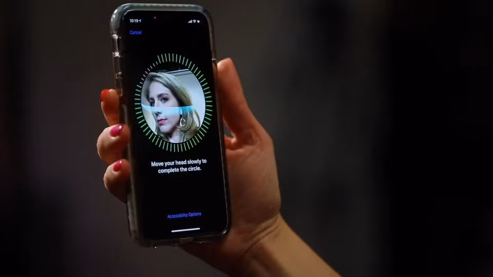 Face ID là một ví dụ khi công nghệ nhận dạng khuôn mặt được sử dụng để xác minh danh tính. Ảnh: Cnet.