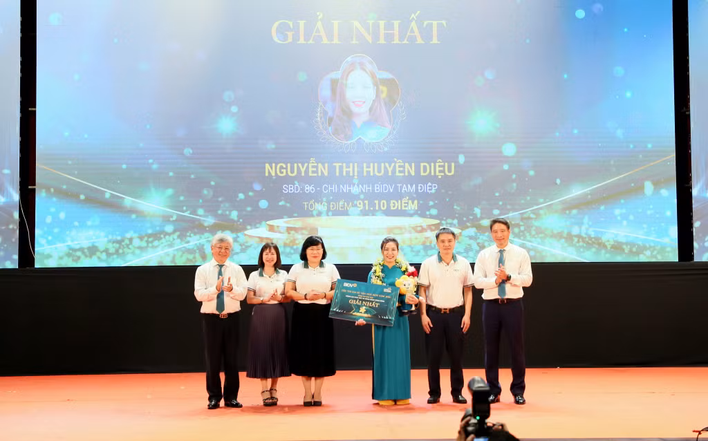 Thí sinh Nguyễn Thị Huyền Diệu (SBD 86), đến từ Chi nhánh BIDV Tam Điệp (tỉnh Ninh Bình) xuất sắc đoạt giải Nhất của Hội thi.