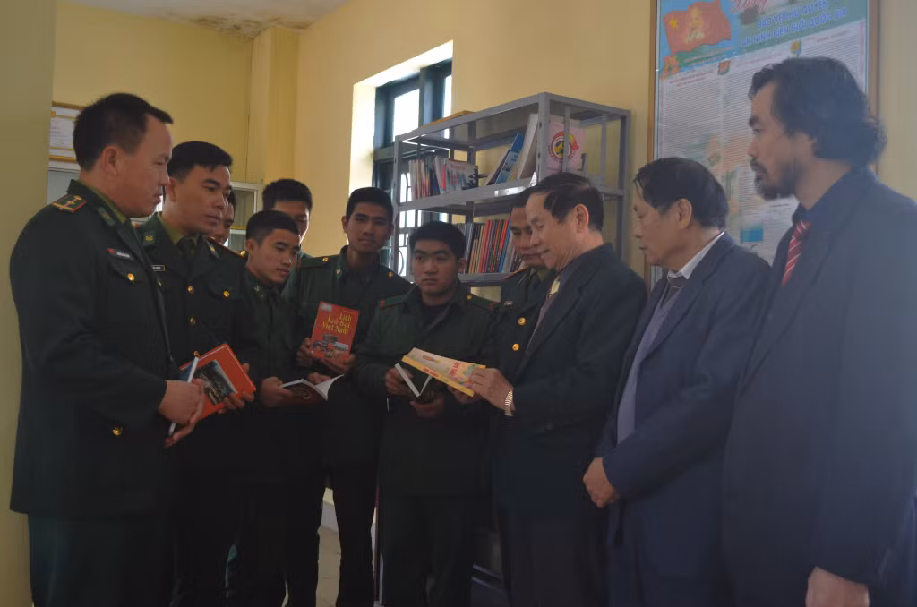 Hội VNDG Quảng Ninh tặng sách cho Hải đội 2 Bộ đội biên phòng tinrh Quảng Ninh.