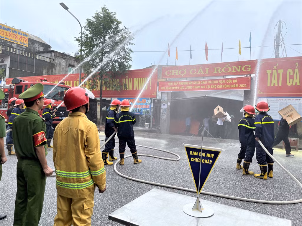 Cuộc thực tập chữa cháy và cứu nạn cứu hộ huy động nhiều lực lượng tại chợ Cái rồng tháng 6/2024.