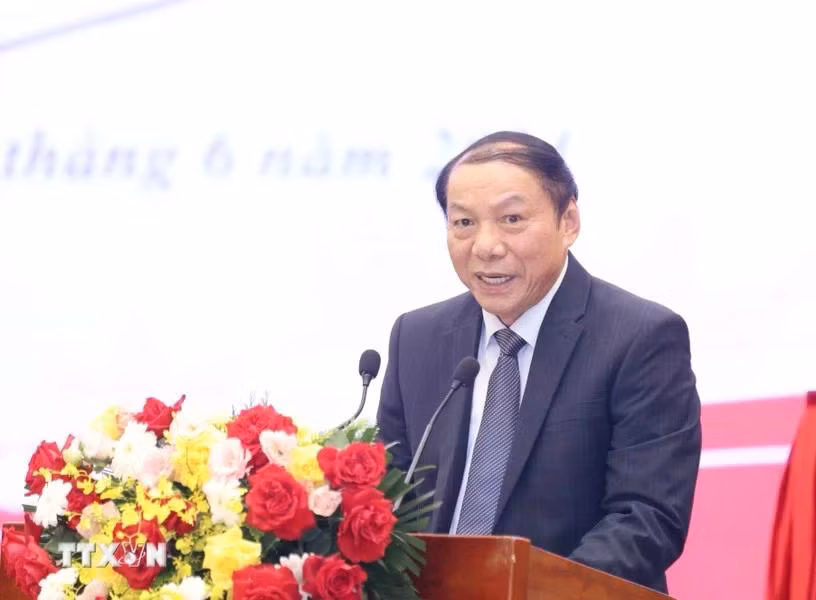 Ủy viên Trung ương Đảng, Bộ trưởng Văn hóa, Thể thao và Du lịch Nguyễn Văn Hùng phát biểu tại lễ ra mắt sách ngày 21/6/2024. (Ảnh: Phương Hoa/TTXVN)