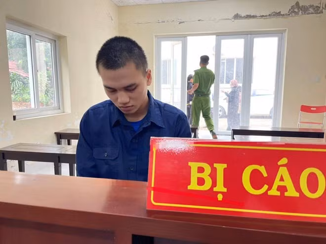 Bị cáo trong vụ án nữ sinh vừa học xong lớp 9 tự tử vì bị dọa đăng clip nhạy cảm lên mạng. Ảnh: Đình Trọng
