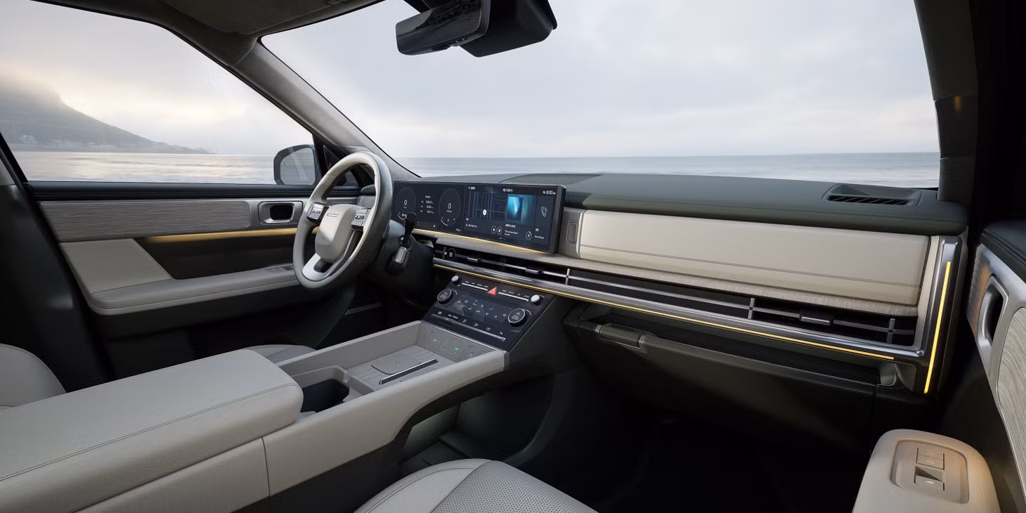Khoang lái khá giống Range Rover.