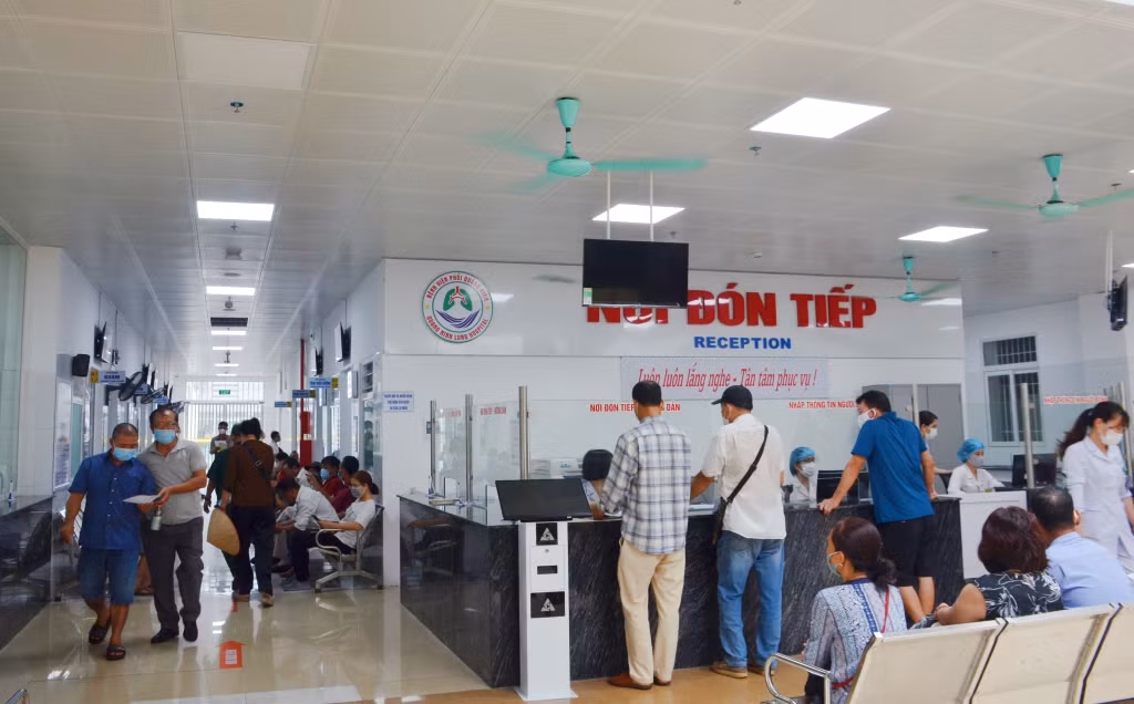 Khu đón tiếp người dân đến khám bệnh tại Bệnh viện Phổi Quảng Ninh.