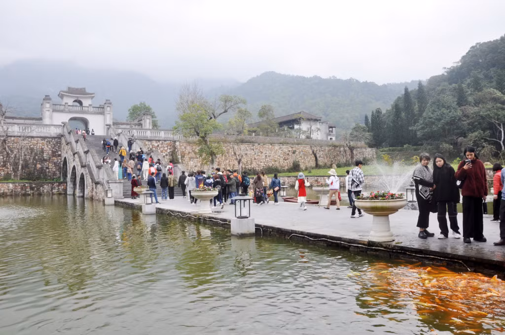 Các điểm du lịch văn hoá tâm linh của Quảng Ninh thu hút đông khách, nhất là vào mùa hội xuân hàng năm. Ảnh chụp tại khu di tích - danh thắng Yên Tử.