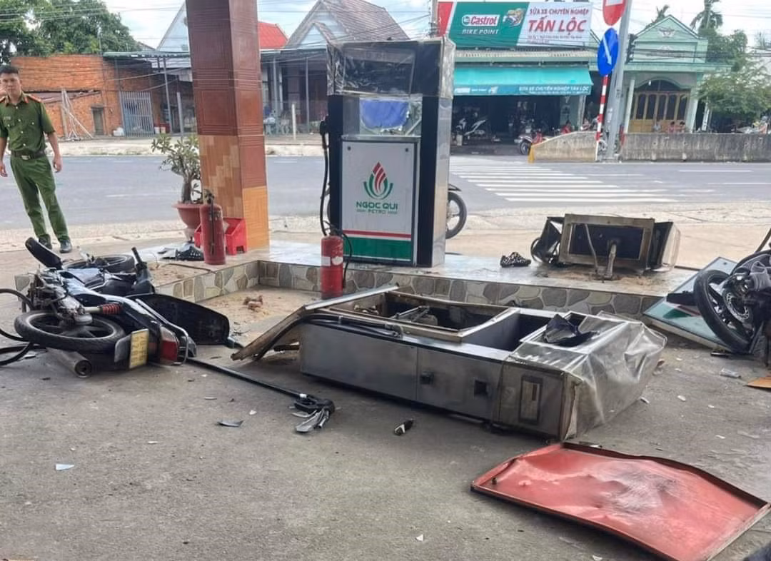Hiện trường xe máy tông đổ trụ bơm xăng ở Tây Ninh. Ảnh: T.T
