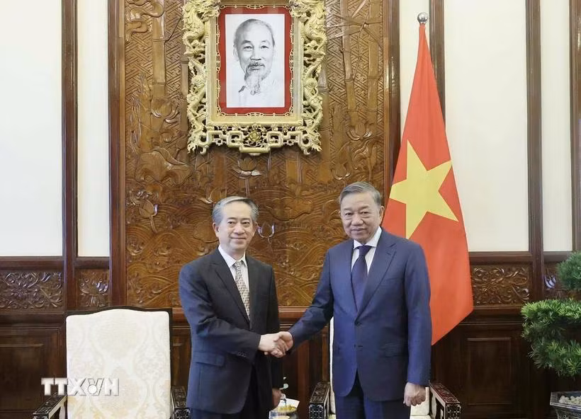 Chủ tịch nước Tô Lâm tiếp Đại sứ Trung Quốc Hùng Ba đến chào từ biệt. (Ảnh: Nhan Sáng/TTXVN)