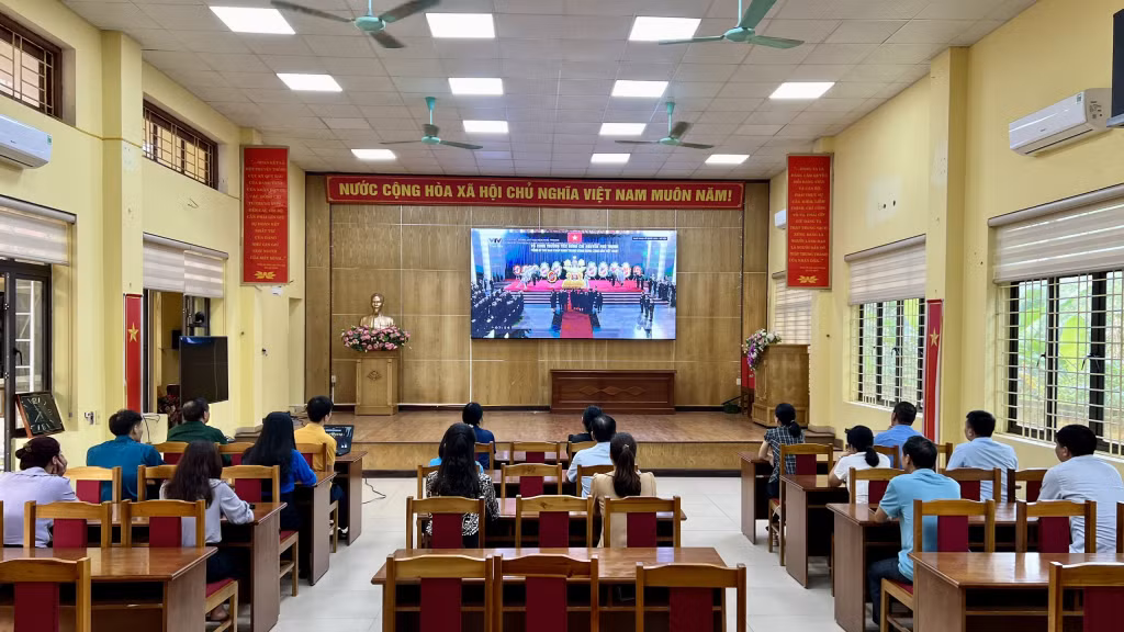 Lãnh đạo và CBCCVC thị trấn Tiên Yên (huyện Tiên Yên) theo dõi lễ viếng đồng chí Tổng Bí thư qua sóng trực tiếp của Đài Truyền hình Việt Nam. Ảnh: Xuân Thao (CTV)
