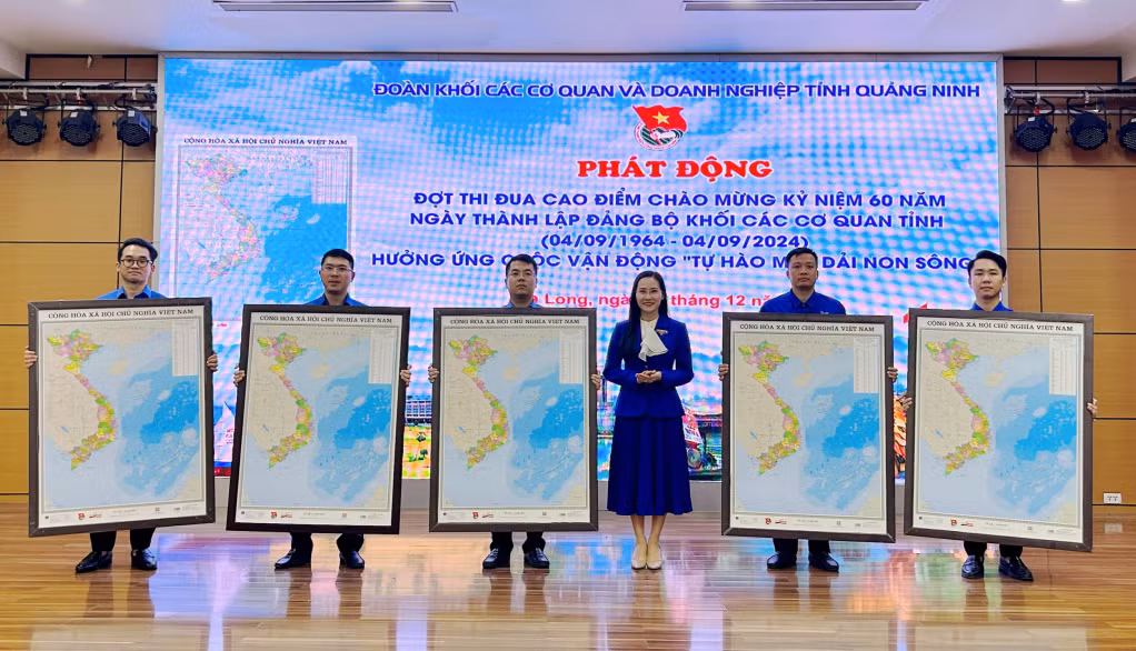 Ban Thường vụ Đoàn Khối trao bản đồ Việt Nam cho các đơn vị Đoàn hưởng ứng cuộc vận động “Tự hào một dải non sông”.