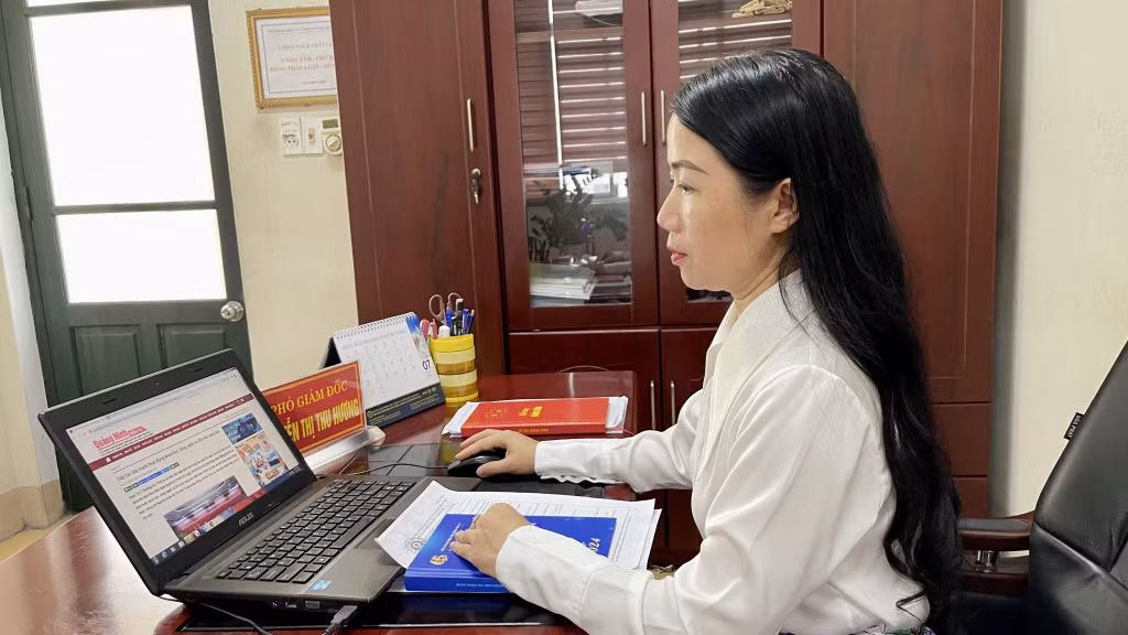 Bà Nguyễn Thị Thu Hương, Phó Giám đốc Trung tâm Ứng dụng và Thống kê Khoa học Công nghệ (Sở KH&amp;CN) tham gia xây dựng nội dung truyền thông KHCN trên báo Quảng Ninh. Ảnh: Thu Hương.