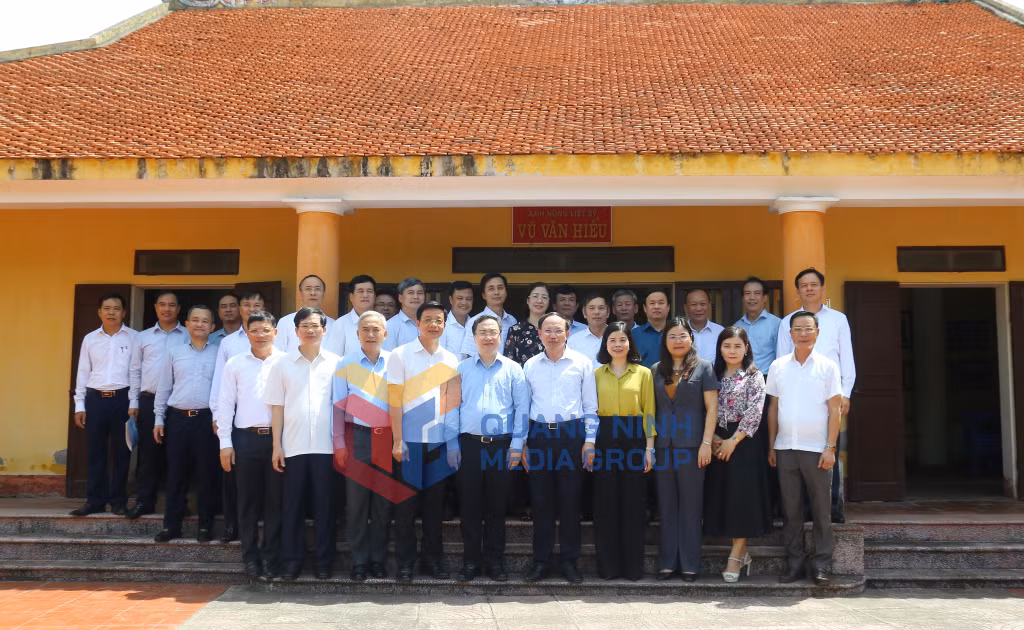 Đoàn đại biểu tỉnh Quảng Ninh chụp ảnh lưu niệm tại Khu lưu niệm đồng chí Vũ Văn Hiếu ở xã Hải Anh, huyện Hải Hậu, tỉnh Nam Định.