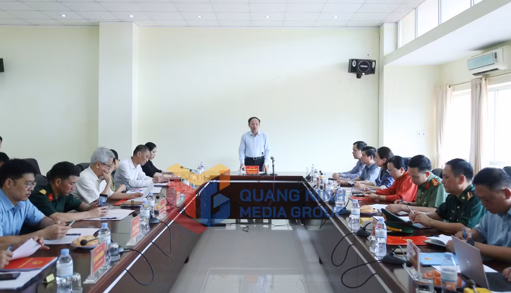 Đồng chí Bí thư Tỉnh ủy, Chủ tịch HĐND tỉnh, phát biểu kết luận tại buổi làm việc.