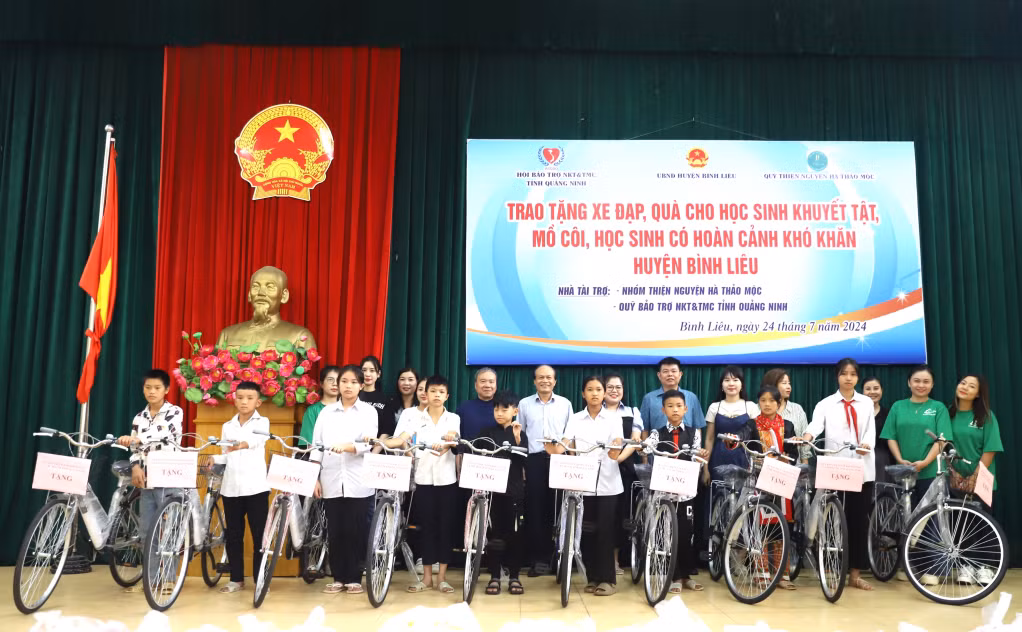 10 chiếc xe đạp đã được trao cho các em học sinh mồ côi, khuyết tật.