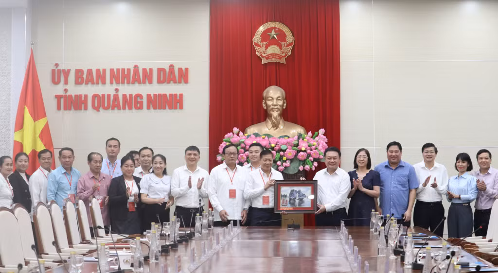 Buổi làm việc diễn ra thành công tốt đẹp.