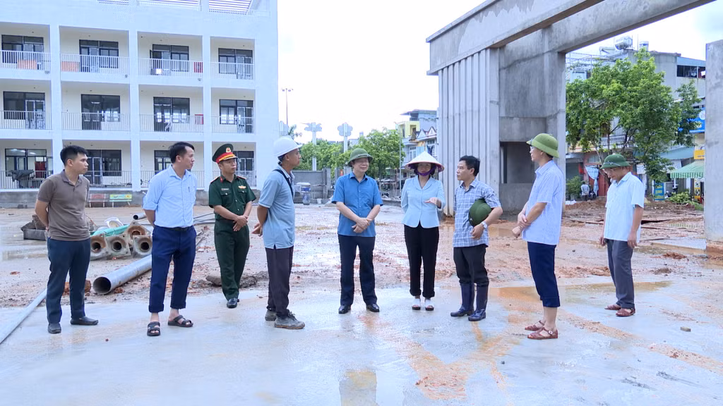Đồng chí Bùi Thúy Phượng, Ủy viên BTV, Trưởng Ban Tổ chức Tỉnh ủy kiểm tra công tác phòng, chống bão tại công trường xây dựng Trường THCS thị trấn Ba Chẽ.