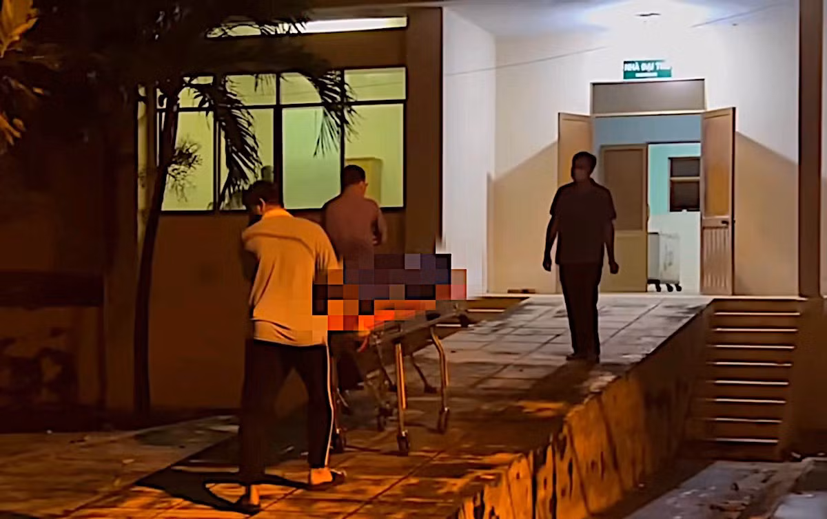 Nạn nhân tử vong được bàn giao cho gia đình sau khi công an hoàn tất khám nghiệm. Ảnh: Duy Tuấn