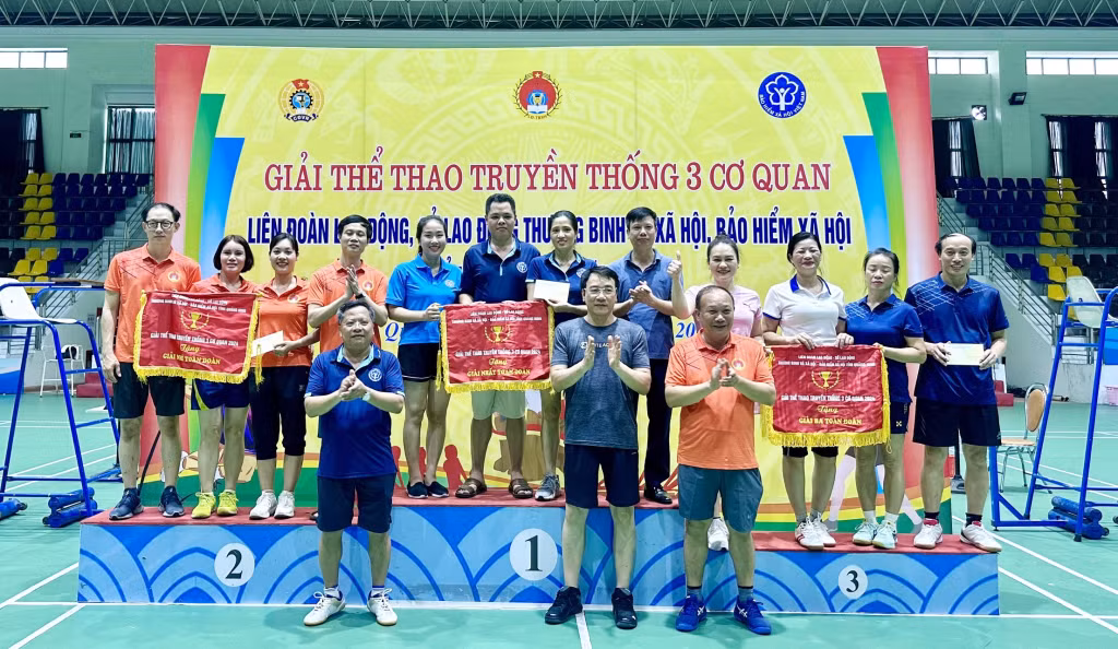 Ban Tổ chức trao giải nhất, nhì, ba toàn đoàn cho đại diện các đoàn tham dự giải thể thao truyền thống 3 cơ quan năm 2024.
