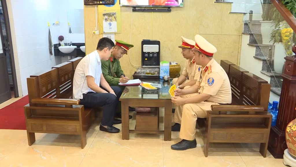 Lực lượng Công an TP Hạ Long tuyên truyền đến các nhà hàng, quán ăn không gọi "taxi dù" cho khách.