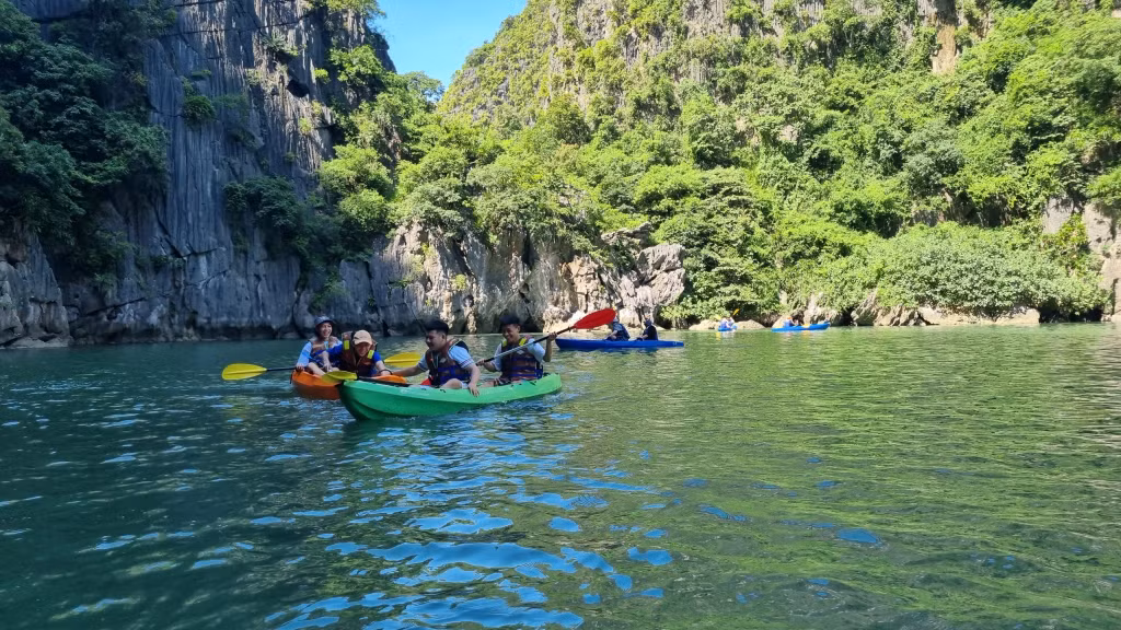 Du khách chèo kayak tham quan các cảnh đẹp trên Vịnh Hạ Long.