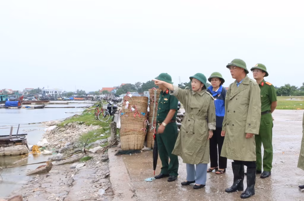 Đồng chí Vi Ngọc Bích, Ủy viên Ban Thường vụ Tỉnh ủy, Phó Chủ tịch Thường trực HĐND tỉnh kiểm tra công tác ứng phó với bão số 2 tại khu neo đậu tàu, thuyền Bến Giang (phường Tân An).