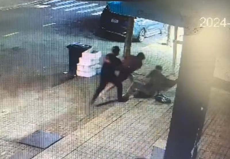 Hình ảnh camera ghi lại cảnh Park liên tục đánh đấm anh Hong dù đã được một người đi đường can ngăn...