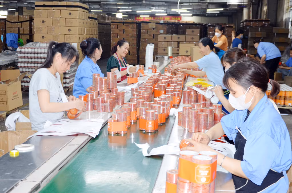 Sản xuất tại Phân xưởng hoàn thiện, Công ty TNHH MTV Nến nghệ thuật AIDI Việt Nam (KCN Cái Lân, TP Hạ Long).