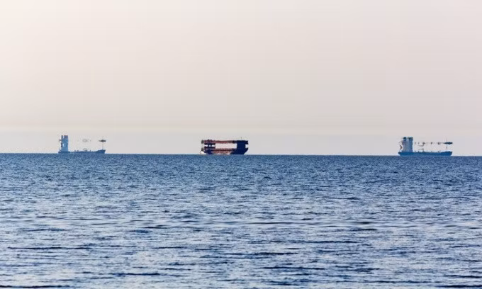 Ảo ảnh Fata Morgana làm biến dạng hình dáng của con tàu ở xa khiến chúng như đang bay lơ lửng. Ảnh: Flickr