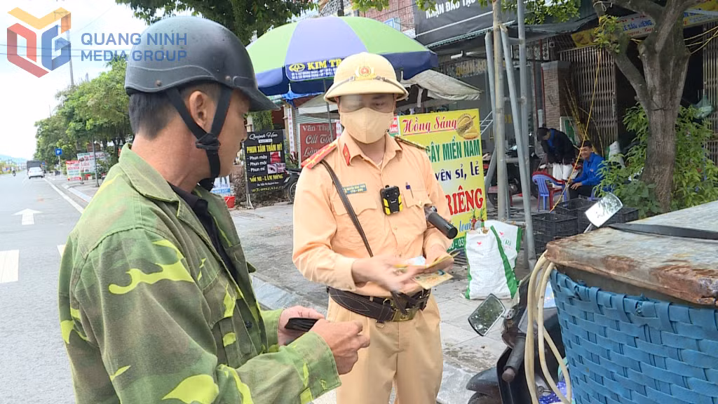 Lực lượng CSGT kiểm tra, nhắc nhở người điều khiển xe mô tô trên quốc lộ 18A đoạn đi qua địa bàn huyện Đầm Hà tuyệt đối không được sử dụng rượu bia khi tham gia giao thông.