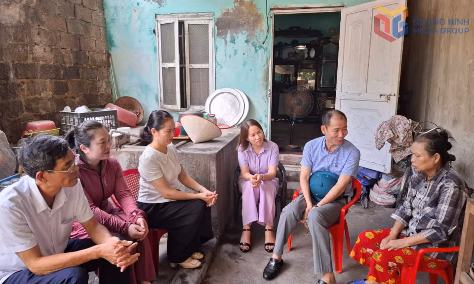 Lãnh đạo phường Quảng Yên cùng các đoàn thể địa phương gặp gỡ, trò chuyện, vận động người dân bàn giao mặt bằng thực hiện dự án. Ảnh: Thanh Hoa