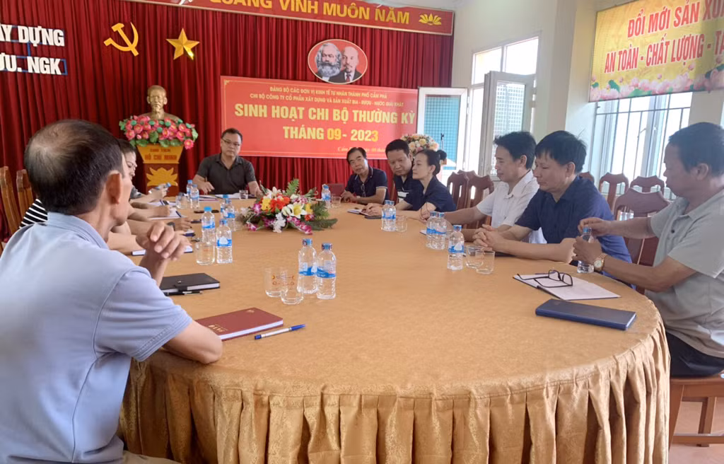 Chi bộ Công ty CP Xây dựng và sản xuất rượu - bia - nước giải khát tổ chức sinh hoạt thường kỳ. (Ảnh do Đảng ủy các đơn vị kinh tế tư nhân cung cấp).