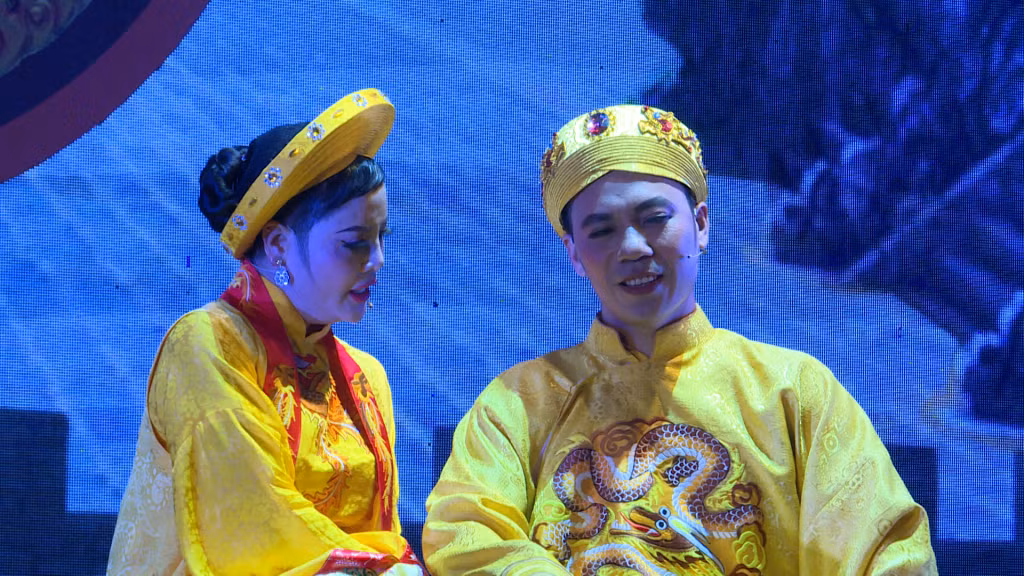 Nghệ sĩ Từ Diệu Hương (bên trái) trong vở kịch "Non thiêng" tham dự Liên hoan Kịch nói toàn quốc năm 2021 tại Hải Phòng