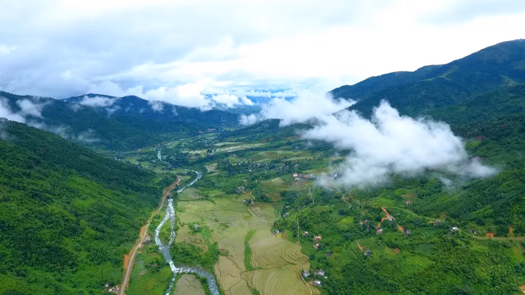 Địa hình Quảng Ninh nhiều đồi núi là thách thức với những người làm truyền hình.