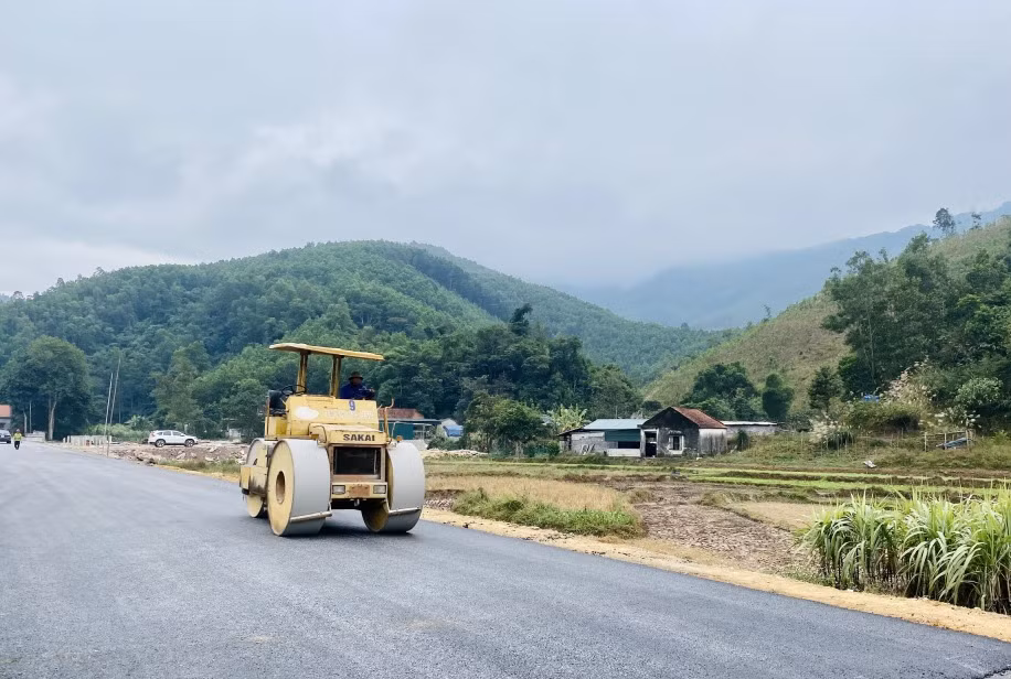 Đơn vị nhà thầu đang hoàn thiện đảm bảo an toàn giao thông và một số hạng mục phụ trợ của tuyến đường nối Sơn Dương-Đồng Lâm.