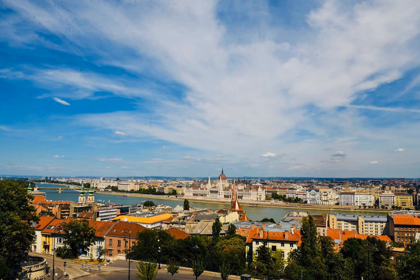 Dòng sông Danube thơ mộng chia thành phố Budapest – thủ đô của Hungary thành hai bờ, một bên là Buda cổ kính và một bên là Pest trẻ trung, nối với nhau bằng những cây cầu bắc qua sông. Ảnh: Trung Trần