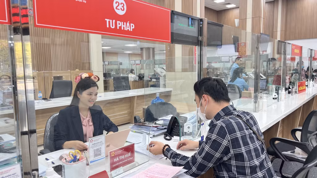Cán bộ tư pháp Hạ Long giải quyết thủ tục hành chính cho người dân tại Trung tâm hành chính công Hạ Long.