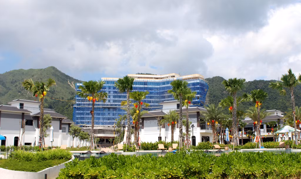 Dự án Tổ hợp du lịch nghỉ dưỡng Sonasea Vân Đồn Harbor City – phân khu 1 đang được đẩy nhanh tiến độ đón mùa du lịch năm 2024.