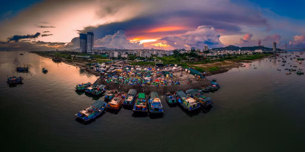 Bên bờ vịnh Cửa Lục. Ảnh: Nguyễn Tuấn Anh.