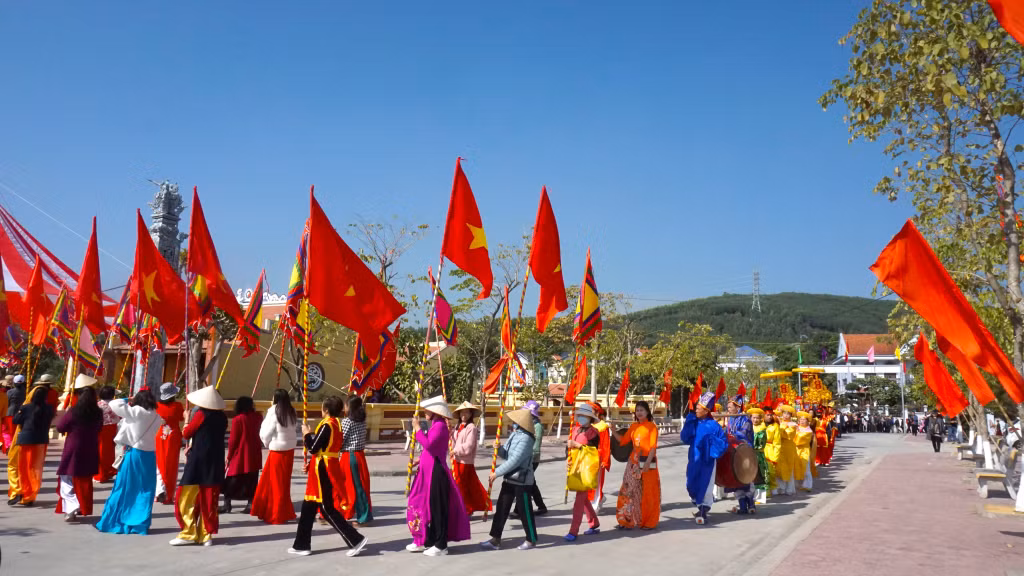 Đông đảo nhân dân và du khách tham gia lễ rước các vị Thành Hoàng từ đình về nghè.