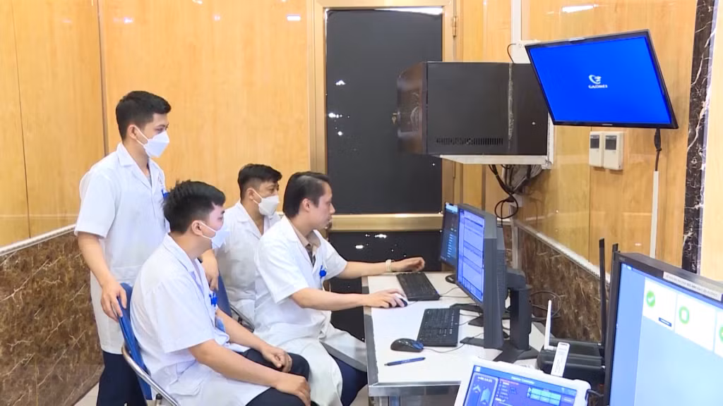 Nhóm tác giả Sở Y tế Quảng Ninh - Bệnh viện Đa khoa tỉnh Quảng Ninh trong quá trình nghiên cứu đề tài Ứng dụng kỹ thuật lấy huyết khối động mạch não bằng dụng cụ cơ học có sự trợ giúp của phần mềm Rapid trong điều trị đột quỵ nhồi máu não tại Bệnh viện Đa khoa tỉnh Quảng Ninh.