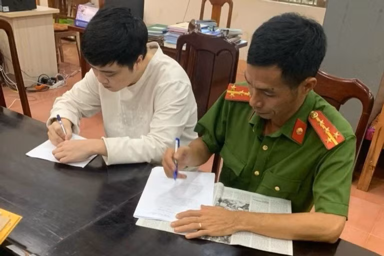 Đối tượng Phạm Tuyên Quang tại công an. Ảnh: CACC